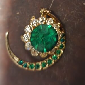 Gorgeous green stone brooch